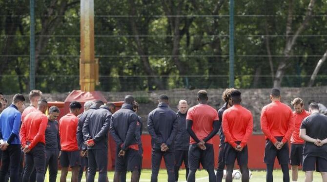 Das Team von Manchester United legten im Training eine Schweigeminute ein. Foto: Martin Rickett