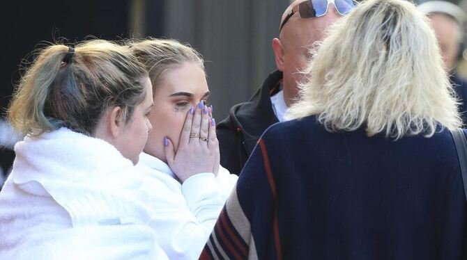 Eine junge Frau weint vor dem Park Inn Hotel in Manchester. Bei einem Anschlag auf ein Konzert der Sängerin A. Grande in der Man