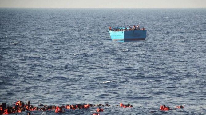 Alltägliche Katastrophe: Flüchtlinge treiben vor Libyen im Wasser. Drei Boote waren mit insgesamt rund 1500 Menschen unterweg
