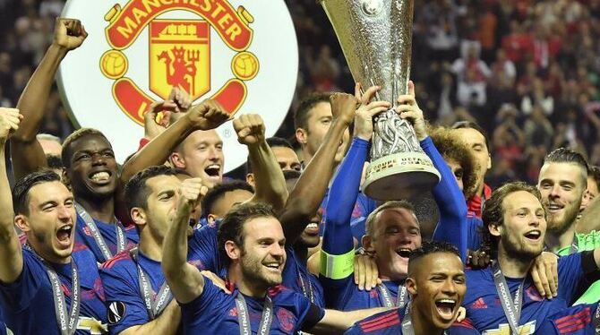 Die Spieler von Manchester United jubeln über den Sieg in der Europa League. Foto: Martin Meissner