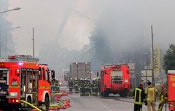Insgesamt waren bei dem Feuer 180 Feuerwehrleute und Helfer im Einsatz. Foto: Bodo Marks