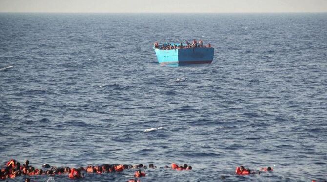 Flüchtlinge treiben vor Libyen im Wasser. Drei Boote waren mit insgesamt rund 1500 Menschen unterwegs. Eines kenterte - viele