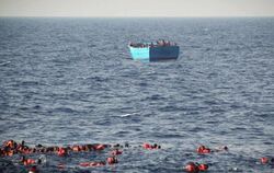 Flüchtlinge treiben vor Libyen im Wasser. Drei Boote waren mit insgesamt rund 1500 Menschen unterwegs. Eines kenterte - viele