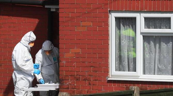 Mitarbeiter der Spurensicherung stehen in der Elsmore Road in Manchester. Foto: Danny Lawson