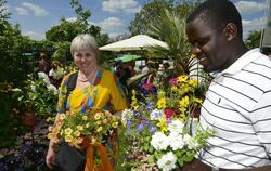 Blauer Himmel, bunte Blumen und stahlende Gesichter machen mit den Charme der Garden Life aus, die gestern eröffnet wurde.