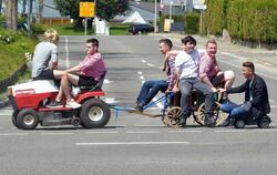 Mit Traktor und Bollerwagen in Mössingen unterwegs.