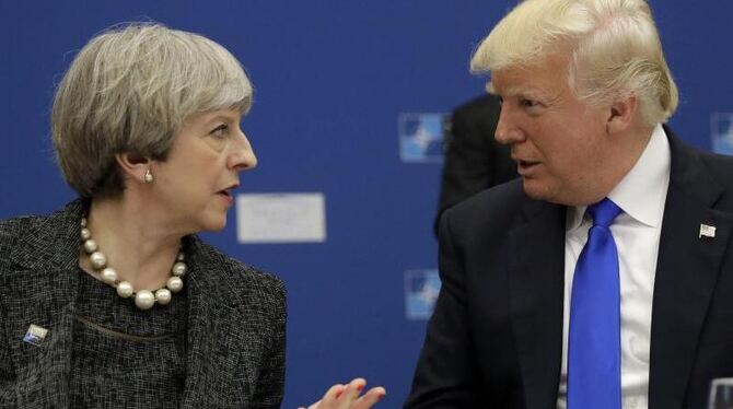 Die britische Premierministerin Theresa May und US-Präsident Donald Trump sprechen beim Nato-Gipfel miteinander. Foto: Matt D
