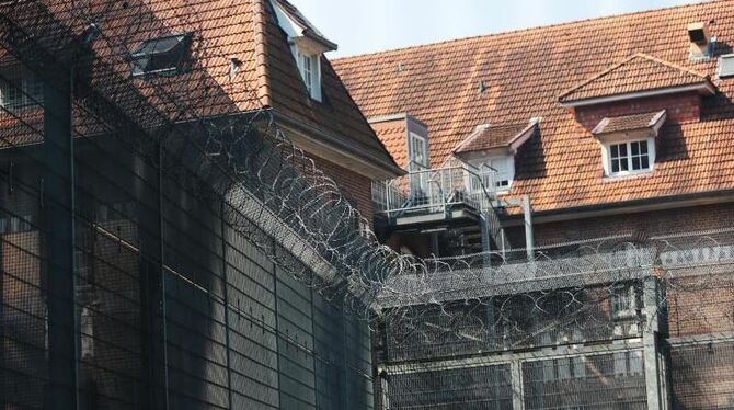 Aus dieser Klinik in Bedburg-Hau war der als gefährlich und unberechenbar geltende Strafgefangene entzkommen. Foto: Oliver Be