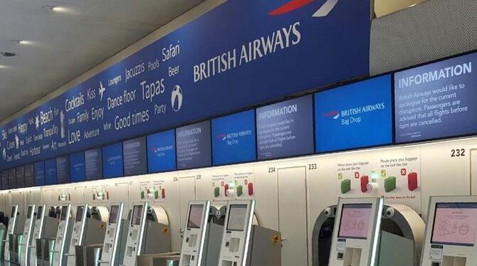 Check-in-Automaten von British Airways stehen in London am Flughafen Gatwick. Kunden von British Airways müssen weltweit mit