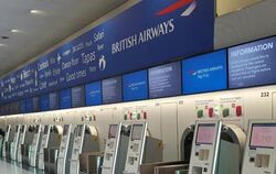 Check-in-Automaten von British Airways stehen in London am Flughafen Gatwick. Kunden von British Airways müssen weltweit mit 