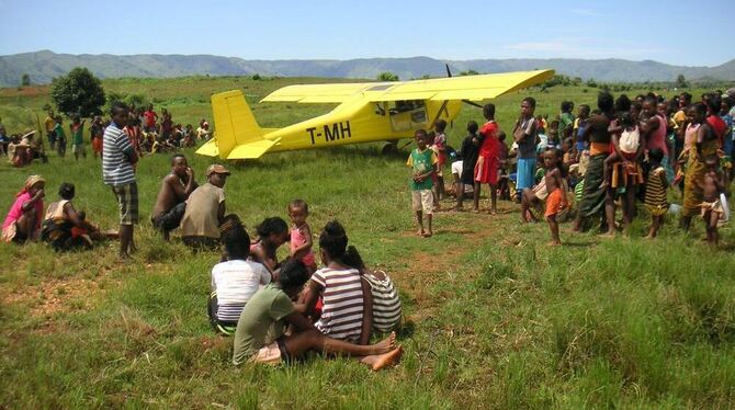 Von vielen ersehnt: Das Ultraleichtflugzeug, mit dem Michael Kässer vom LSV Roßfeld ein Jahr lang medizinische Hilfe gebracht ha
