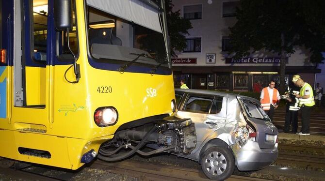 Ein Auto steht im Stadtteil Bad Cannstatt in Stuttgart nach dem Zusammenstoß mit einer Stadtbahn in auf den Gleisen. Foto: Andre