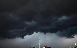 Dunkle Gewitterwolken über Penzlin in Mecklenburg-Vorpommern. Foto: Bernd Wüstneck