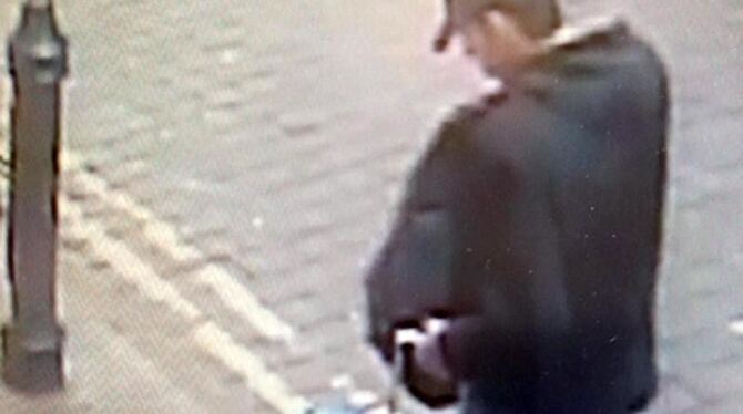 Das Foto einer Überwachungskamera zeigt den Attentäter Salman Abedi. Foto: Polizei Manchester
