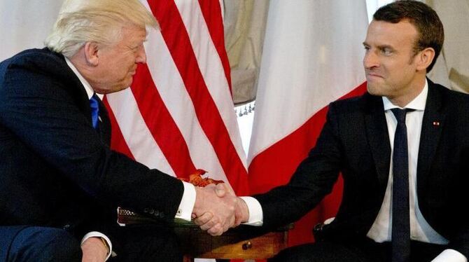 Hand drauf: Donald Trump und der französische Präsident Emmanuel Macron mögen sich nicht. Foto: Peter Dejong