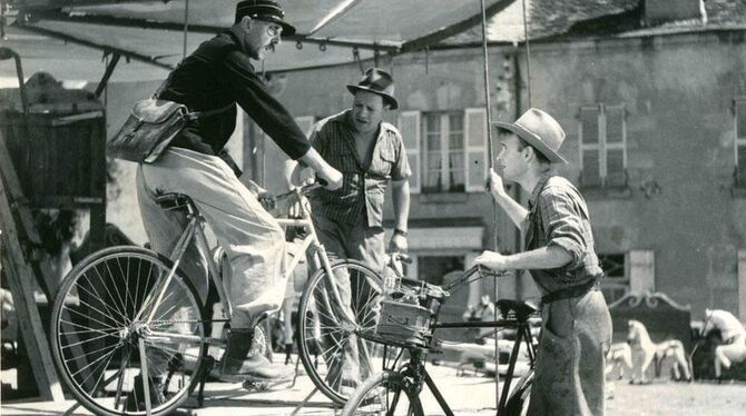 Szene aus »Tatis Schützenfest« (Jour de fête, 1949) mit Jacques Tati als radelndem Postboten François (links). Der Film läuft am
