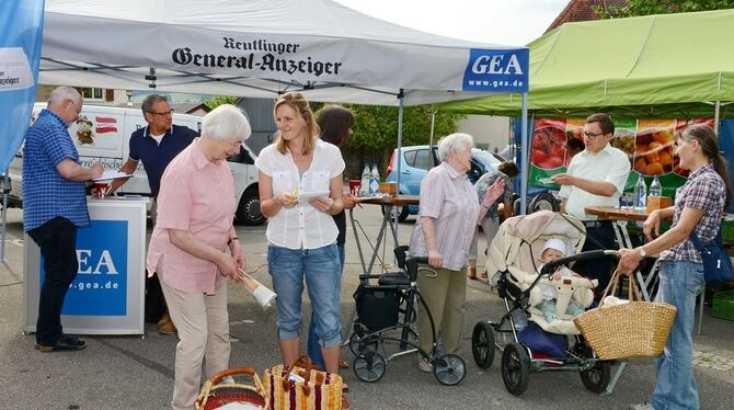 Alle Generationen beim Lokaltermin  am GEA-Stand: Zum Thema Wochenmarkt hatten viele Besucher etwas zu sagen. Auch Bürgermeister