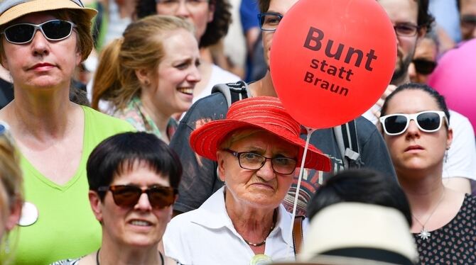 Eine Frau hält in Karlsruhe-Durlach bei einer Gegendemonstration zu einem Aufmarsch von Rechtsextremen einen Luftballon mit der