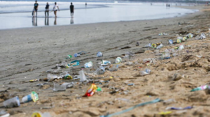 Plastikmüll liegt am Strand von Kuta (Bali, Indonesien). Vor 25 Jahren wurde auf dem »Erdgipfel« in Rio de Janeiro die Agenda 21