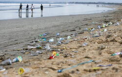 Plastikmüll liegt am Strand von Kuta (Bali, Indonesien). Vor 25 Jahren wurde auf dem «Erdgipfel» in Rio de Janeiro die Agenda 21