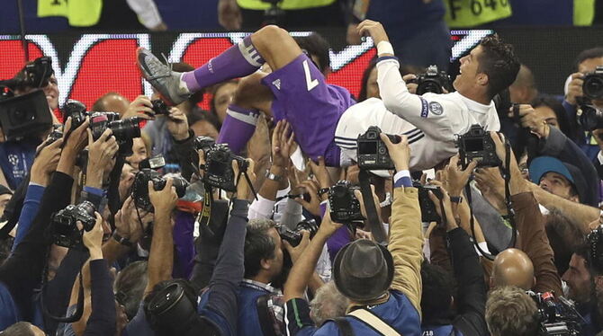 Real Madrids Cristiano Ronaldo wird nach Ende des Spiels in die Luft geworfen.