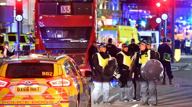 Polizisten mit Schutzschildern stehen nach dem neuerlichen Terrorangriff in der Borough High Street in London