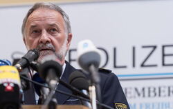Bernhard Rotzinger, Polizeipräsident von Freiburg, beantwortet während einer Pressekonferenz zum Tod einer 27-jährigen Frau in E