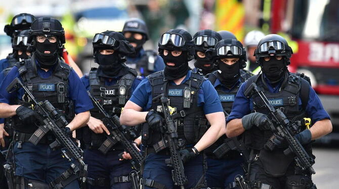Schwer bewaffnete Polizisten patrouillieren in London im Bereich um die London Bridge und den Borough Market.