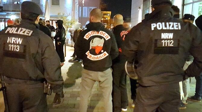 Polizeibeamte beobachten in Neuss ein Treffen der türkischstämmigen Rockergruppe »Osmanen Germania«.