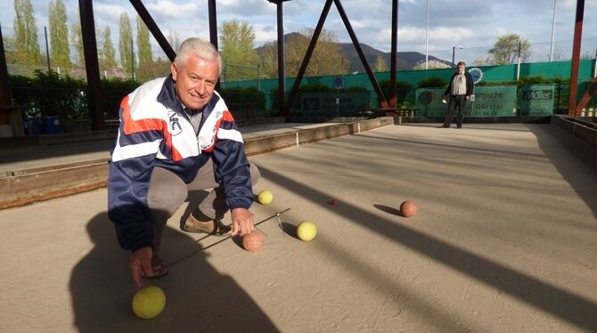 Giovanni Sarra  misst auf der Anlage des Ermstal-Boccia-Vereins in Dettingen mit einem 70 Zentimeter langen Aluminiumstab den Ab