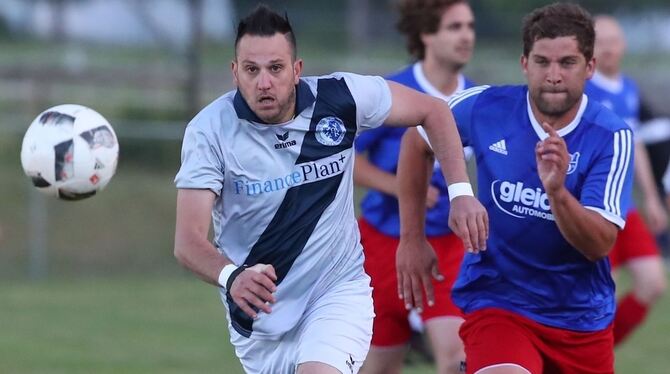 Christian Günther (links) und die Young Boys Reutlingen II waren Jens Böttcher (Ohmenhausen) & Co. zumeist einen Schritt vora Christian Günther (links) und die Young Boys Reutlingen II waren Jens Böttcher (Ohmenhausen) & Co. zumeist einen Schritt vora