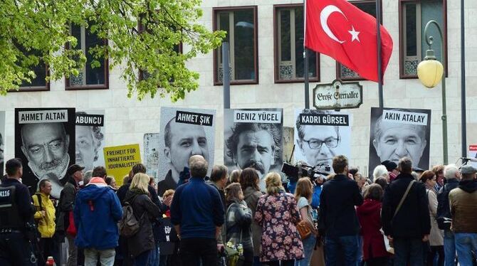 Proteste in Berlin vor der Botschaft der Türkei bei einer Aktion von Amnesty International und Reporter ohne Grenzen für Pres