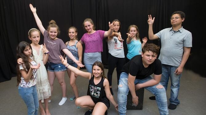 Zehn der zwölf Gutenbergschüler, die derzeit für die »Gewaltigen Spiele« ein Theaterstück proben. Zehn der zwölf Gutenbergschüler, die derzeit für die »Gewaltigen Spiele« ein Theaterstück proben.