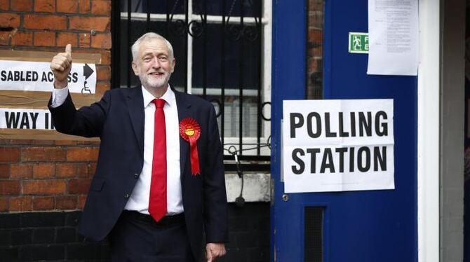 Der britische Labour-Chef Jeremy Corbyn hat seine Stimme in london abgegeben. Er verspricht die Studiengebühren abzuschaffen