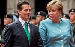 Bundeskanzlerin Angela Merkel wird am Palacio National in Mexiko-Stadt von Präsident Enrique Pena Nieto mit militärischen Ehr