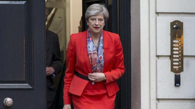 Die Premierministerin verlässt am Freitag die Parteizentrale der Conservative Party in Westminster. Trotz ihrer Wahlschlappe