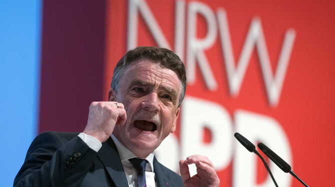 Der designierte SPD-Landesvorsitzende Michael Groschek spricht am 10.06.2017 in Duisburg (Nordrhein-Westfalen) in der Mercatorha Der designierte SPD-Landesvorsitzende Michael Groschek spricht am 10.06.2017 in Duisburg (Nordrhein-Westfalen) in der Mercatorha