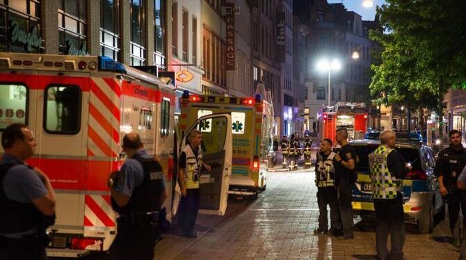 Polizisten, Feuerwehrleute und Sanitäter bei dem Einsatz in der Fußgängerzone der Wiesbadener Innenstadt. Foto: Michael Ehres