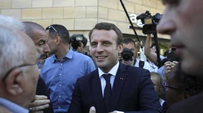 Der französische Präsident Emanuel Macron begrüßt seine Anhänger. Foto: Thibault Camus