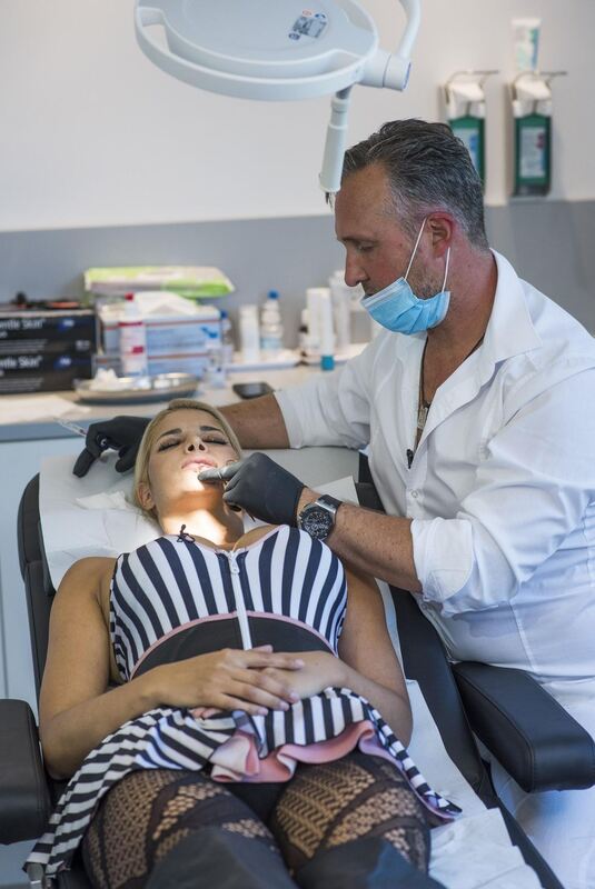 Volle Lippen für Micaela Schäfer: Die OP in Bildern