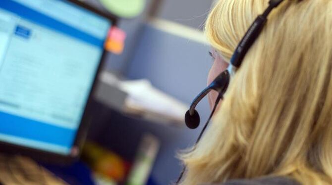 Eine Callcenter-Mitarbeiterin in Frankfurt (Oder). Viele Verbraucher beklagen sich über Überrumpelung am Telefon: Foto: Patri