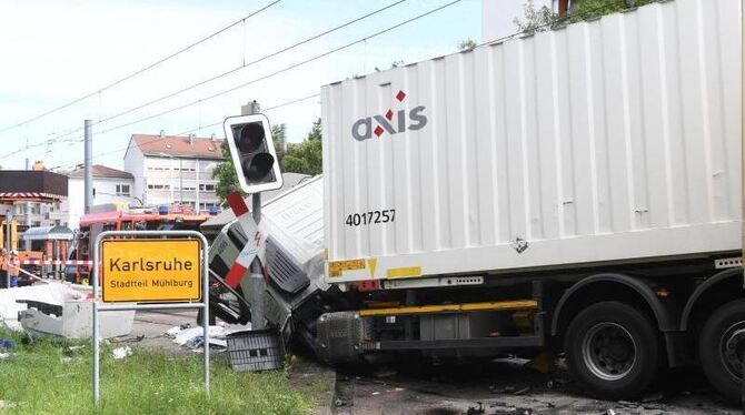 Bei einem Unfall zwischen einer Straßenbahn und einem Lkw sind in Karlsruhe mindestens zehn Menschen verletzt worden. Foto: U