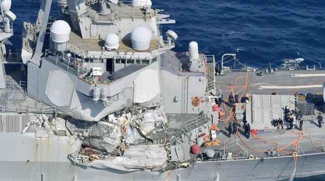 Die auf der rechten Seite stark beschädigte »Fitzgerald« vor der Küste Japans. Der Zerstörer ist mit einem Containerschiff ko