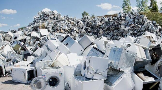 Garantie abgelaufen: Ausgediente Elektrogeräte liegen auf einem Firmengelände für Elektro-Recycling in Goslar. Foto: Julian S