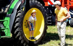 Soooo ein großer Reifen! Familienspaß bei der Gewerbeschau.