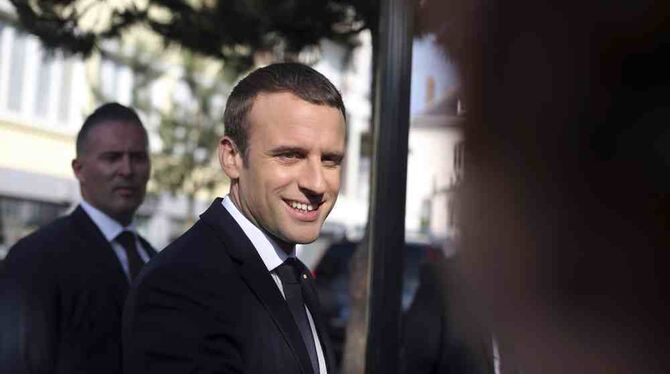 Der französische Staatspräsident Emmanuel Macron ist am 18.06.2017 in Le Touquet (Frankreich) auf dem Weg ins Wahllokal, um sein