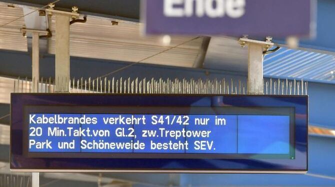 Eine Hinweistafel informiert in Berlin die Reisenden und Pendler im S-Bahnhof Treptower Park über einen Kabelbrand. Foto: Pau