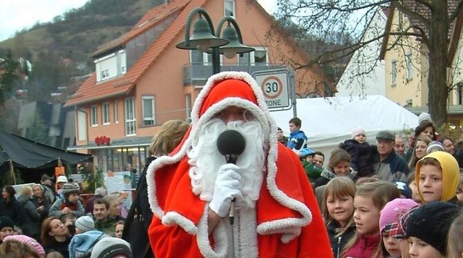 Umringter Stargast in Eningen: der Nikolaus. FOTO: KAB