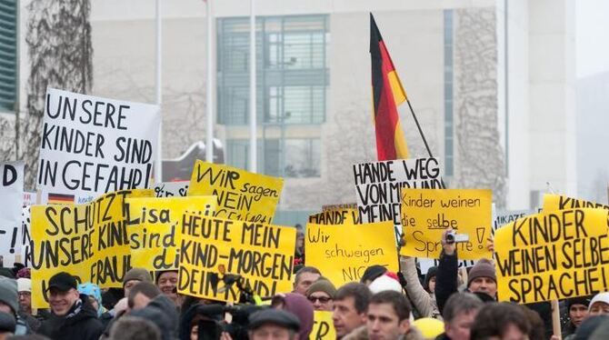 Demonstranten vor dem Kanzleramt: Die angebliche Entführung und Vergewaltigung einer 13-jährigen Russlanddeutschen sorgte Anf