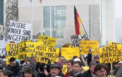 Demonstranten vor dem Kanzleramt: Die angebliche Entführung und Vergewaltigung einer 13-jährigen Russlanddeutschen sorgte Anf